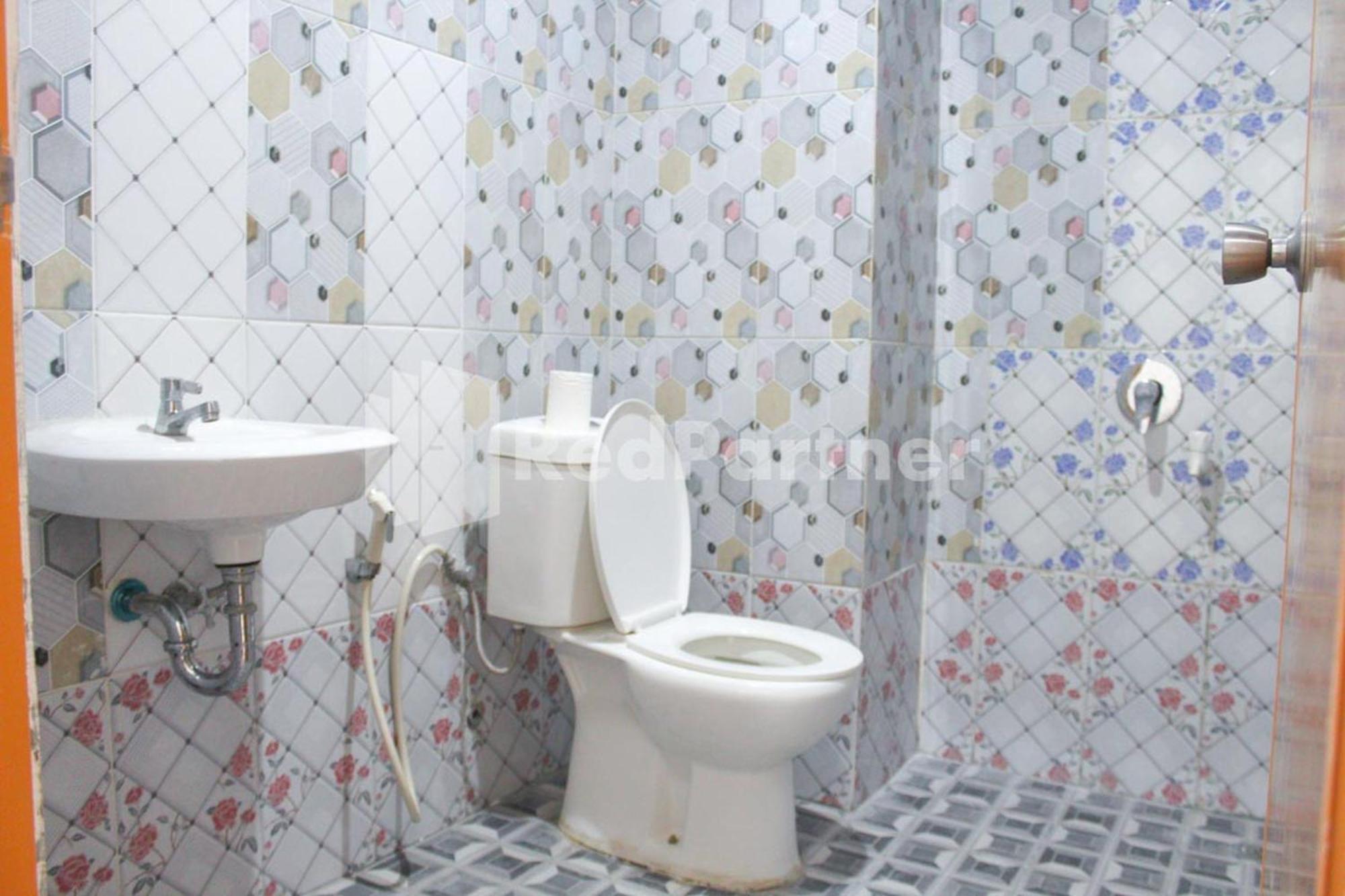 ג'קרטה Brahma Hotel Mitra Reddoorz חדר תמונה